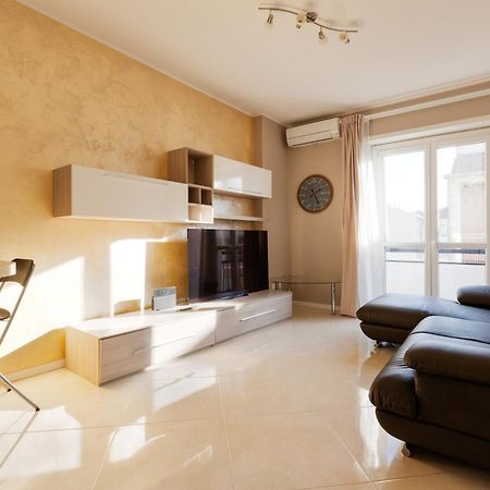 Niguarda Bright Apartment W/ Balcony มิลาน ภายนอก รูปภาพ